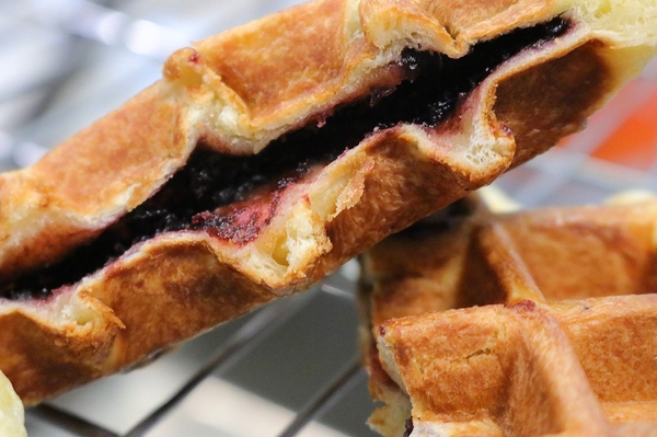 wake up 比利時鬆餅：【桃園食記】中原夜市推薦好吃鬆餅~醒醒吧比利時鬆餅WAKEUP WAFFLE/現做現烤13種口味每日限量賣完就沒囉