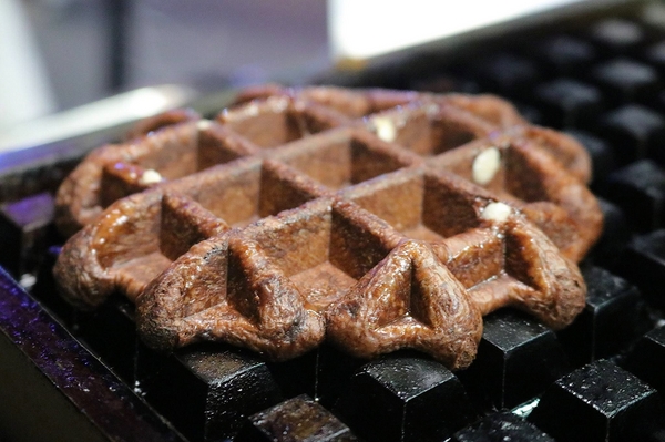 wake up 比利時鬆餅：【桃園食記】中原夜市推薦好吃鬆餅~醒醒吧比利時鬆餅WAKEUP WAFFLE/現做現烤13種口味每日限量賣完就沒囉