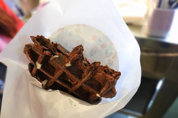 wake up 比利時鬆餅：【桃園食記】中原夜市推薦好吃鬆餅~醒醒吧比利時鬆餅WAKEUP WAFFLE/現做現烤13種口味每日限量賣完就沒囉