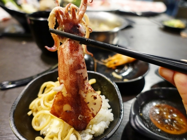 丰明殿昆布蔬果涮涮鍋 明德殿：【淡水捷運美食】丰明殿昆布蔬果涮涮鍋-明德殿 金黃秘湯/CP值超高巨無霸肉盤 視覺味覺雙享受 就讓我們沉浸在肉海裡吧！