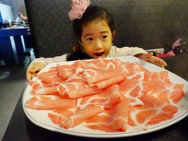 丰明殿昆布蔬果涮涮鍋 明德殿：【淡水捷運美食】丰明殿昆布蔬果涮涮鍋-明德殿 金黃秘湯/CP值超高巨無霸肉盤 視覺味覺雙享受 就讓我們沉浸在肉海裡吧！