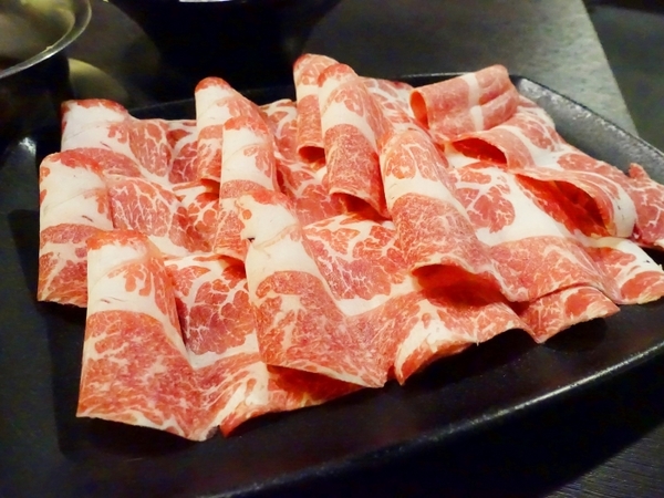 丰明殿昆布蔬果涮涮鍋 明德殿：【淡水捷運美食】丰明殿昆布蔬果涮涮鍋-明德殿 金黃秘湯/CP值超高巨無霸肉盤 視覺味覺雙享受 就讓我們沉浸在肉海裡吧！