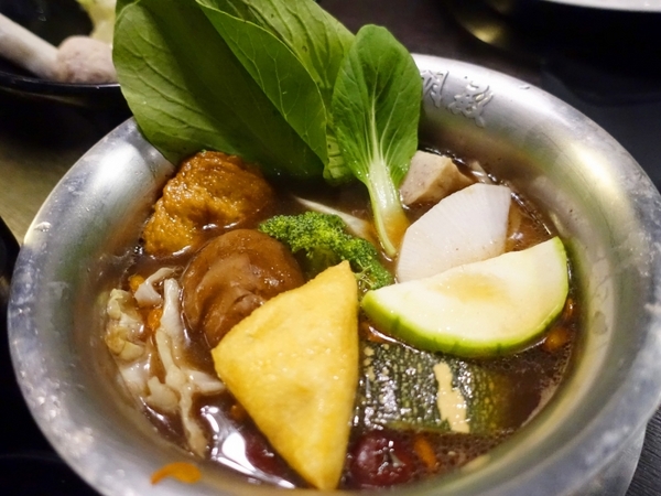 丰明殿昆布蔬果涮涮鍋 明德殿：【淡水捷運美食】丰明殿昆布蔬果涮涮鍋-明德殿 金黃秘湯/CP值超高巨無霸肉盤 視覺味覺雙享受 就讓我們沉浸在肉海裡吧！