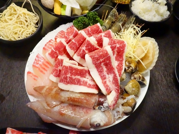 丰明殿昆布蔬果涮涮鍋 明德殿：【淡水捷運美食】丰明殿昆布蔬果涮涮鍋-明德殿 金黃秘湯/CP值超高巨無霸肉盤 視覺味覺雙享受 就讓我們沉浸在肉海裡吧！