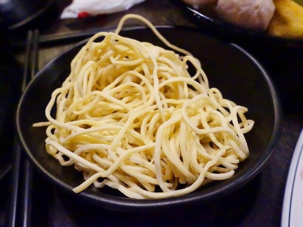 丰明殿昆布蔬果涮涮鍋 明德殿：【淡水捷運美食】丰明殿昆布蔬果涮涮鍋-明德殿 金黃秘湯/CP值超高巨無霸肉盤 視覺味覺雙享受 就讓我們沉浸在肉海裡吧！