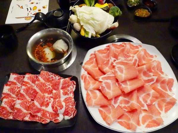 丰明殿昆布蔬果涮涮鍋 明德殿：【淡水捷運美食】丰明殿昆布蔬果涮涮鍋-明德殿 金黃秘湯/CP值超高巨無霸肉盤 視覺味覺雙享受 就讓我們沉浸在肉海裡吧！