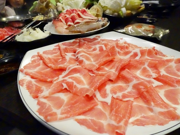 丰明殿昆布蔬果涮涮鍋 明德殿：【淡水捷運美食】丰明殿昆布蔬果涮涮鍋-明德殿 金黃秘湯/CP值超高巨無霸肉盤 視覺味覺雙享受 就讓我們沉浸在肉海裡吧！