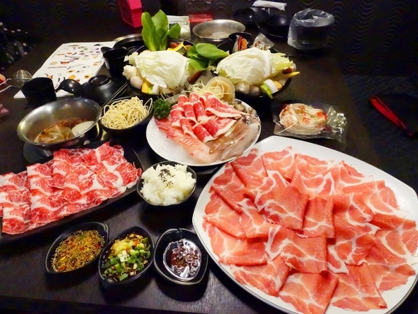 丰明殿昆布蔬果涮涮鍋 明德殿：【淡水捷運美食】丰明殿昆布蔬果涮涮鍋-明德殿 金黃秘湯/CP值超高巨無霸肉盤 視覺味覺雙享受 就讓我們沉浸在肉海裡吧！