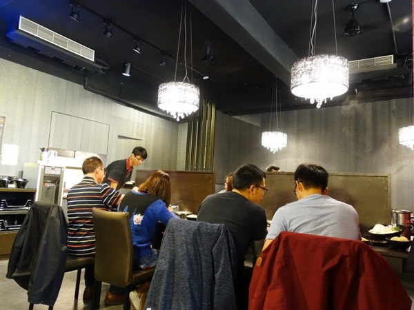 丰明殿昆布蔬果涮涮鍋 明德殿：【淡水捷運美食】丰明殿昆布蔬果涮涮鍋-明德殿 金黃秘湯/CP值超高巨無霸肉盤 視覺味覺雙享受 就讓我們沉浸在肉海裡吧！