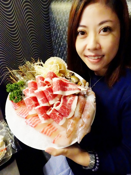 丰明殿昆布蔬果涮涮鍋 明德殿：【淡水捷運美食】丰明殿昆布蔬果涮涮鍋-明德殿 金黃秘湯/CP值超高巨無霸肉盤 視覺味覺雙享受 就讓我們沉浸在肉海裡吧！