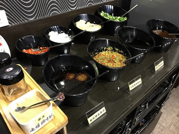 丰明殿昆布蔬果涮涮鍋 明德殿：【淡水捷運美食】丰明殿昆布蔬果涮涮鍋-明德殿 金黃秘湯/CP值超高巨無霸肉盤 視覺味覺雙享受 就讓我們沉浸在肉海裡吧！