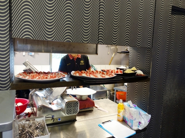 丰明殿昆布蔬果涮涮鍋 明德殿：【淡水捷運美食】丰明殿昆布蔬果涮涮鍋-明德殿 金黃秘湯/CP值超高巨無霸肉盤 視覺味覺雙享受 就讓我們沉浸在肉海裡吧！