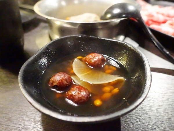 丰明殿昆布蔬果涮涮鍋 明德殿：【淡水捷運美食】丰明殿昆布蔬果涮涮鍋-明德殿 金黃秘湯/CP值超高巨無霸肉盤 視覺味覺雙享受 就讓我們沉浸在肉海裡吧！