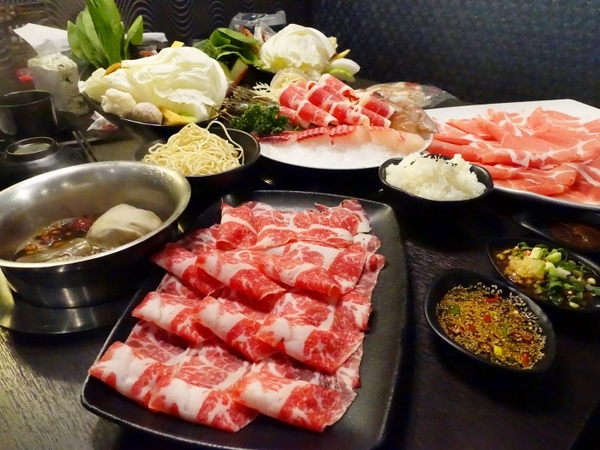 丰明殿昆布蔬果涮涮鍋 明德殿：【淡水捷運美食】丰明殿昆布蔬果涮涮鍋-明德殿 金黃秘湯/CP值超高巨無霸肉盤 視覺味覺雙享受 就讓我們沉浸在肉海裡吧！