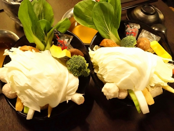 丰明殿昆布蔬果涮涮鍋 明德殿：【淡水捷運美食】丰明殿昆布蔬果涮涮鍋-明德殿 金黃秘湯/CP值超高巨無霸肉盤 視覺味覺雙享受 就讓我們沉浸在肉海裡吧！
