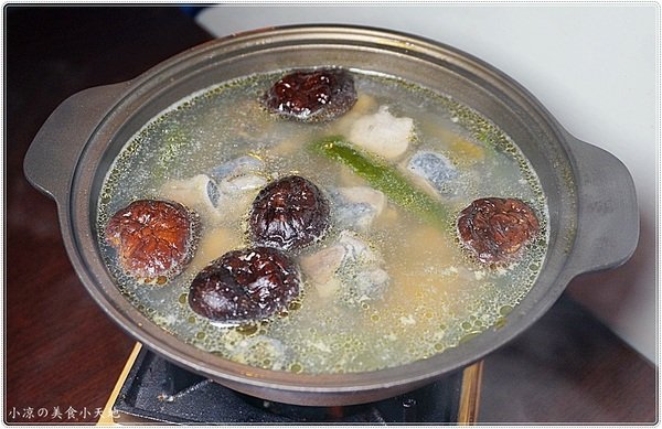 澤多海鮮燒烤板屋：台中西區』澤多海鮮燒烤板屋║聚餐宵夜小酌推薦，看球賽、射飛鏢另類夜店風，XO炒波士頓龍蝦只要399元!