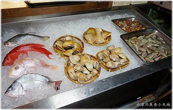 澤多海鮮燒烤板屋：台中西區』澤多海鮮燒烤板屋║聚餐宵夜小酌推薦，看球賽、射飛鏢另類夜店風，XO炒波士頓龍蝦只要399元!