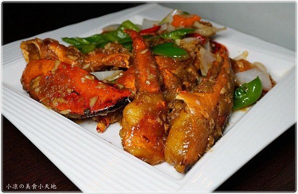 澤多海鮮燒烤板屋：台中西區』澤多海鮮燒烤板屋║聚餐宵夜小酌推薦，看球賽、射飛鏢另類夜店風，XO炒波士頓龍蝦只要399元!