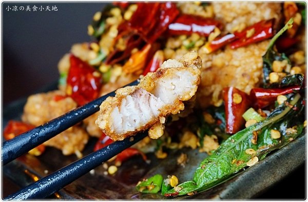 澤多海鮮燒烤板屋：台中西區』澤多海鮮燒烤板屋║聚餐宵夜小酌推薦，看球賽、射飛鏢另類夜店風，XO炒波士頓龍蝦只要399元!