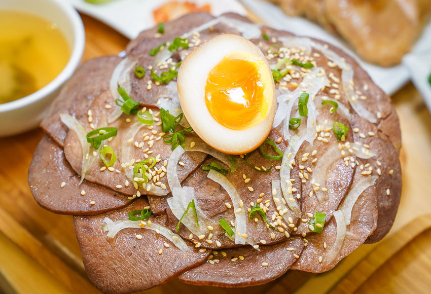 [高雄文化中心美食]赤燒分子廚藝丼-肉控必吃肉肉丼飯!滿足老饕的極致手藝 - 美食好芃友