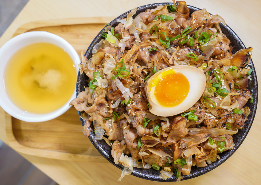 [高雄文化中心美食]赤燒分子廚藝丼-肉控必吃肉肉丼飯!滿足老饕的極致手藝 - 美食好芃友