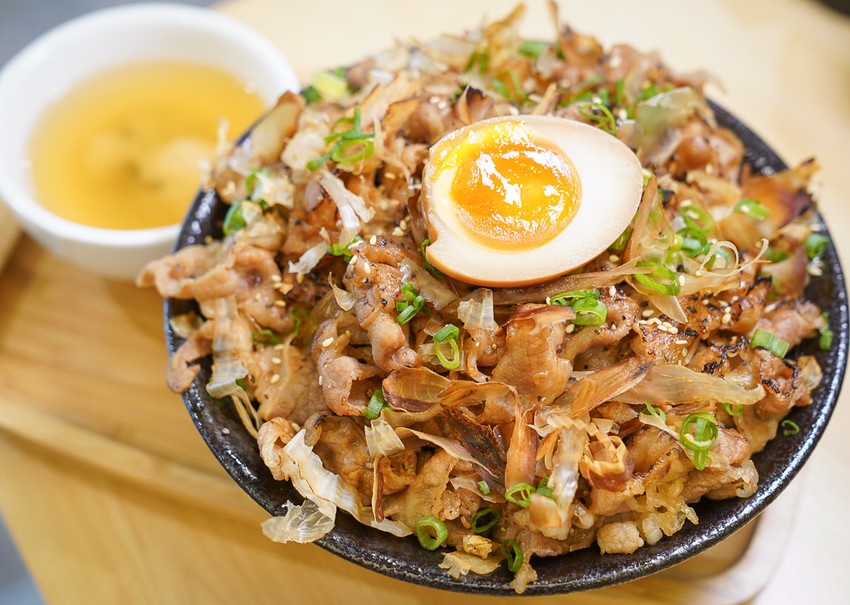 [高雄文化中心美食]赤燒分子廚藝丼-肉控必吃肉肉丼飯!滿足老饕的極致手藝 - 美食好芃友