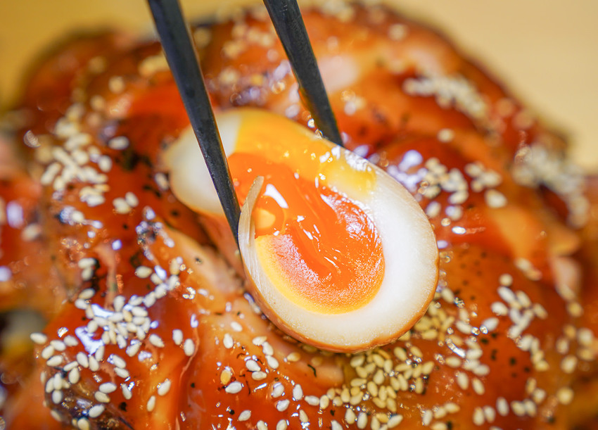 [高雄文化中心美食]赤燒分子廚藝丼-肉控必吃肉肉丼飯!滿足老饕的極致手藝 - 美食好芃友