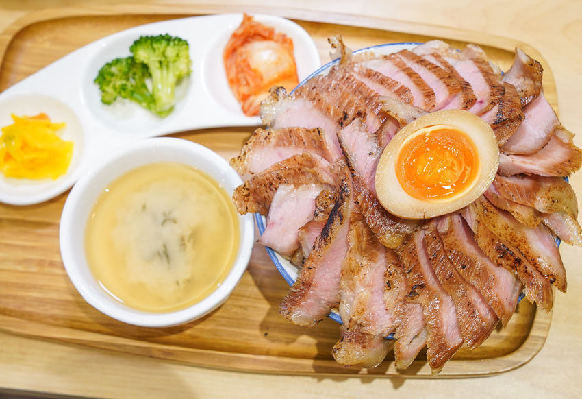 [高雄文化中心美食]赤燒分子廚藝丼-肉控必吃肉肉丼飯!滿足老饕的極致手藝 - 美食好芃友