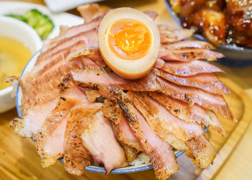 [高雄文化中心美食]赤燒分子廚藝丼-肉控必吃肉肉丼飯!滿足老饕的極致手藝 - 美食好芃友