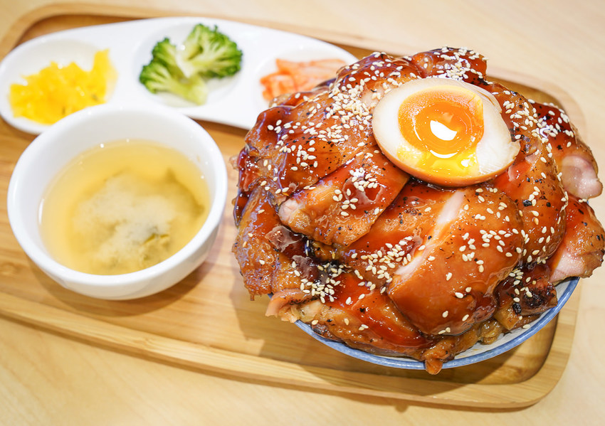 [高雄文化中心美食]赤燒分子廚藝丼-肉控必吃肉肉丼飯!滿足老饕的極致手藝 - 美食好芃友