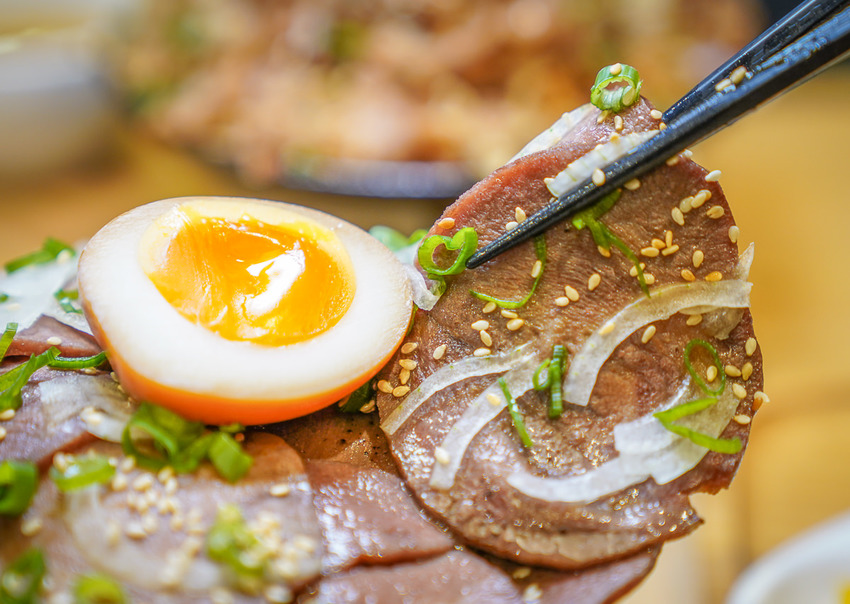 [高雄文化中心美食]赤燒分子廚藝丼-肉控必吃肉肉丼飯!滿足老饕的極致手藝 - 美食好芃友