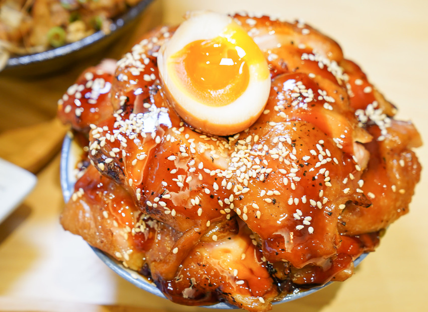 [高雄文化中心美食]赤燒分子廚藝丼-肉控必吃肉肉丼飯!滿足老饕的極致手藝 - 美食好芃友