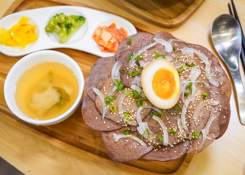 [高雄文化中心美食]赤燒分子廚藝丼-肉控必吃肉肉丼飯!滿足老饕的極致手藝 - 美食好芃友