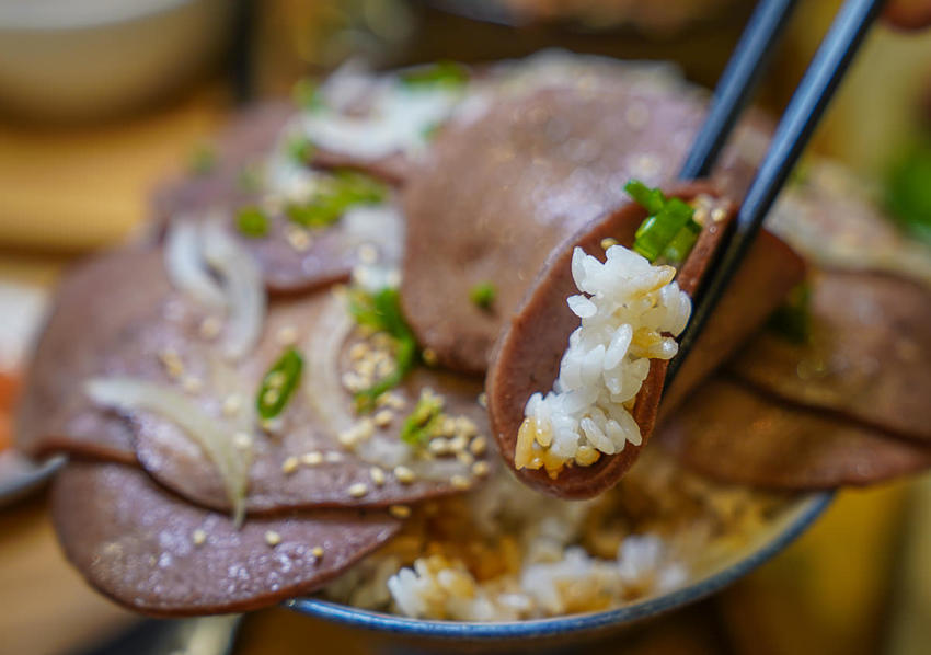 [高雄文化中心美食]赤燒分子廚藝丼-肉控必吃肉肉丼飯!滿足老饕的極致手藝 - 美食好芃友