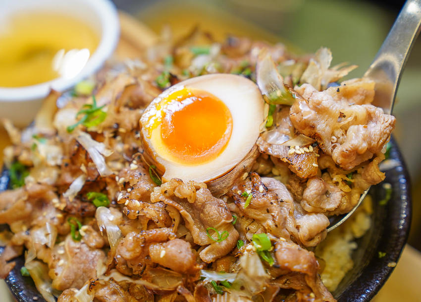 [高雄文化中心美食]赤燒分子廚藝丼-肉控必吃肉肉丼飯!滿足老饕的極致手藝 - 美食好芃友