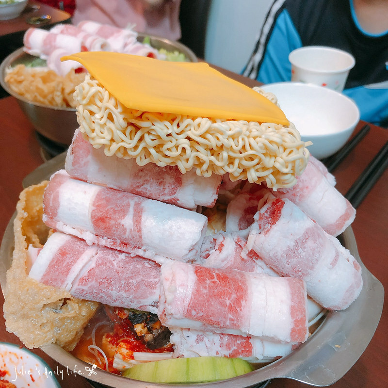 三重 小火鍋-路得小火鍋-三重國小站-肉山鍋好滿足-白飯、蜂蜜水、泡菜無限供應-附菜單 @跟著Julie一起走吧