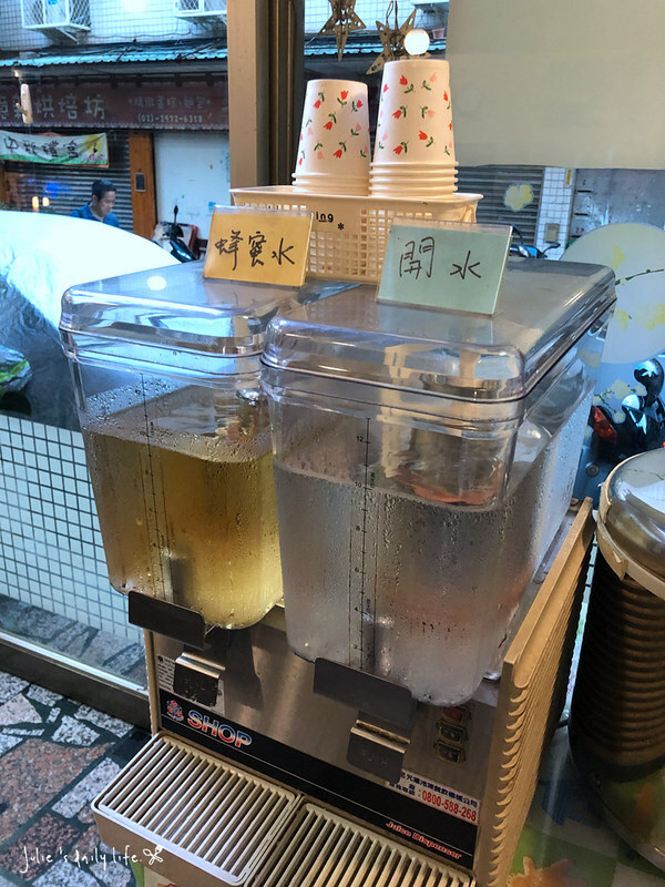 三重 小火鍋-路得小火鍋-三重國小站-肉山鍋好滿足-白飯、蜂蜜水、泡菜無限供應-附菜單 @跟著Julie一起走吧