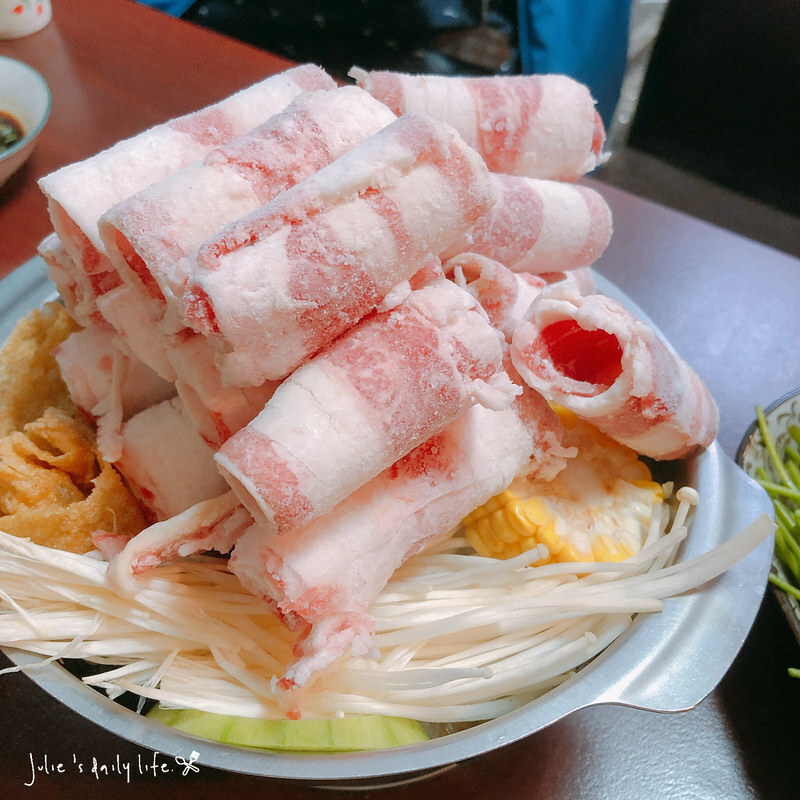 三重 小火鍋-路得小火鍋-三重國小站-肉山鍋好滿足-白飯、蜂蜜水、泡菜無限供應-附菜單 @跟著Julie一起走吧