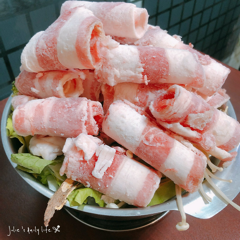 三重 小火鍋-路得小火鍋-三重國小站-肉山鍋好滿足-白飯、蜂蜜水、泡菜無限供應-附菜單 @跟著Julie一起走吧