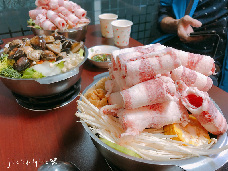 三重 小火鍋-路得小火鍋-三重國小站-肉山鍋好滿足-白飯、蜂蜜水、泡菜無限供應-附菜單 @跟著Julie一起走吧