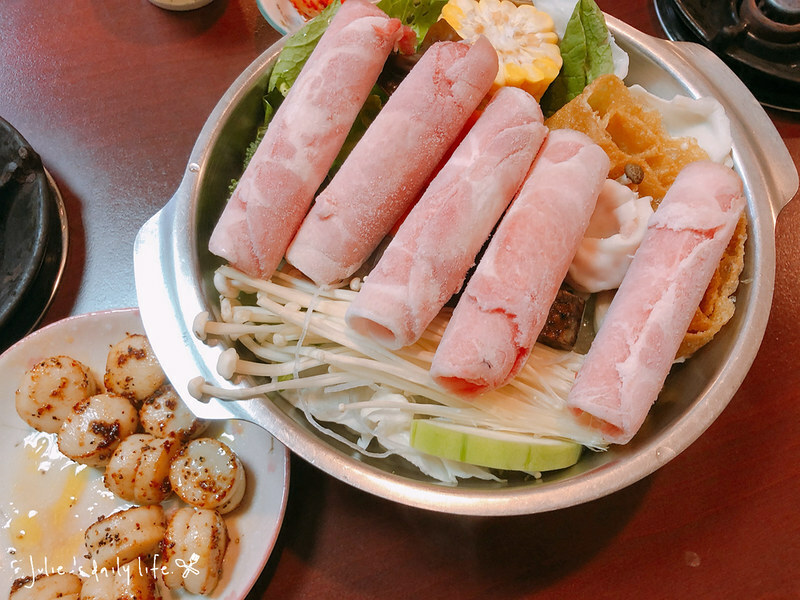 三重 小火鍋-路得小火鍋-三重國小站-肉山鍋好滿足-白飯、蜂蜜水、泡菜無限供應-附菜單 @跟著Julie一起走吧