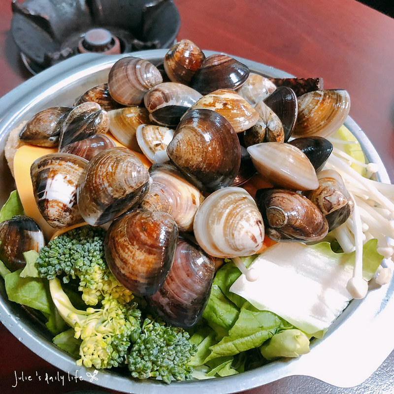 三重 小火鍋-路得小火鍋-三重國小站-肉山鍋好滿足-白飯、蜂蜜水、泡菜無限供應-附菜單 @跟著Julie一起走吧