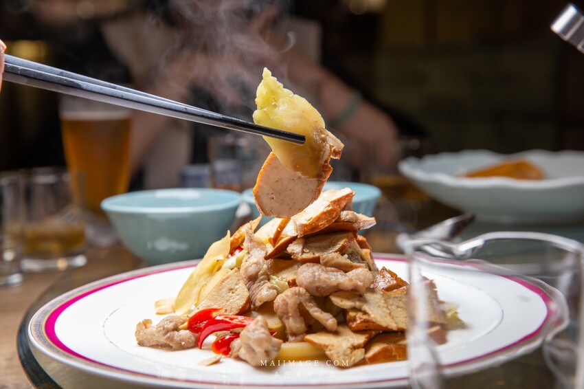 台北美食|南村私廚小酒棧~連續兩年米其林餐盤推薦,2022全新菜色道道精彩、捷運忠孝敦化美食。