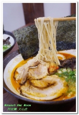 同拉麵とともに(文心店)：文心路拉麵．適合呼朋引伴的客製化拉麵店──同拉麵とともに