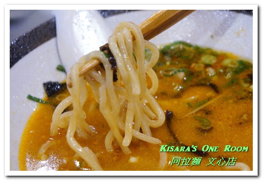 同拉麵とともに(文心店)：文心路拉麵．適合呼朋引伴的客製化拉麵店──同拉麵とともに