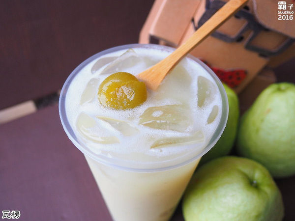 瓦楞飲品專賣店：瓦楞飲品，中科商圈岩鹽奶蓋熱熱喝，薑汁奶茶也很推～