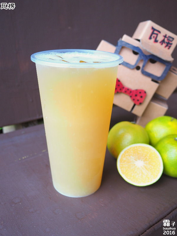 瓦楞飲品專賣店：瓦楞飲品，中科商圈岩鹽奶蓋熱熱喝，薑汁奶茶也很推～