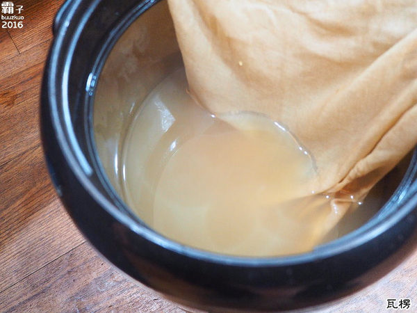 瓦楞飲品專賣店：瓦楞飲品，中科商圈岩鹽奶蓋熱熱喝，薑汁奶茶也很推～