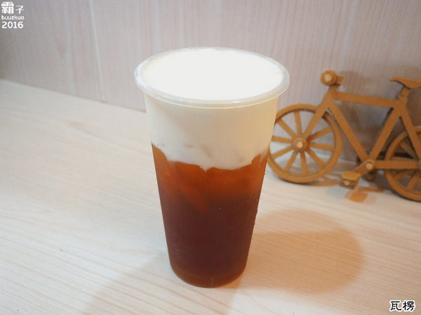 瓦楞飲品專賣店：瓦楞飲品，中科商圈岩鹽奶蓋熱熱喝，薑汁奶茶也很推～