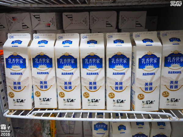 瓦楞飲品專賣店：瓦楞飲品，中科商圈岩鹽奶蓋熱熱喝，薑汁奶茶也很推～